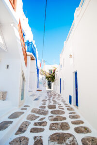 Barrio con casas de fachadas pintadas con pintura de cal ECO Tixol, acabado ecológico y natural
