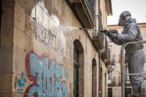 Cómo-eliminar-graffitis-de-una-fachada-Espacio-Pinturas